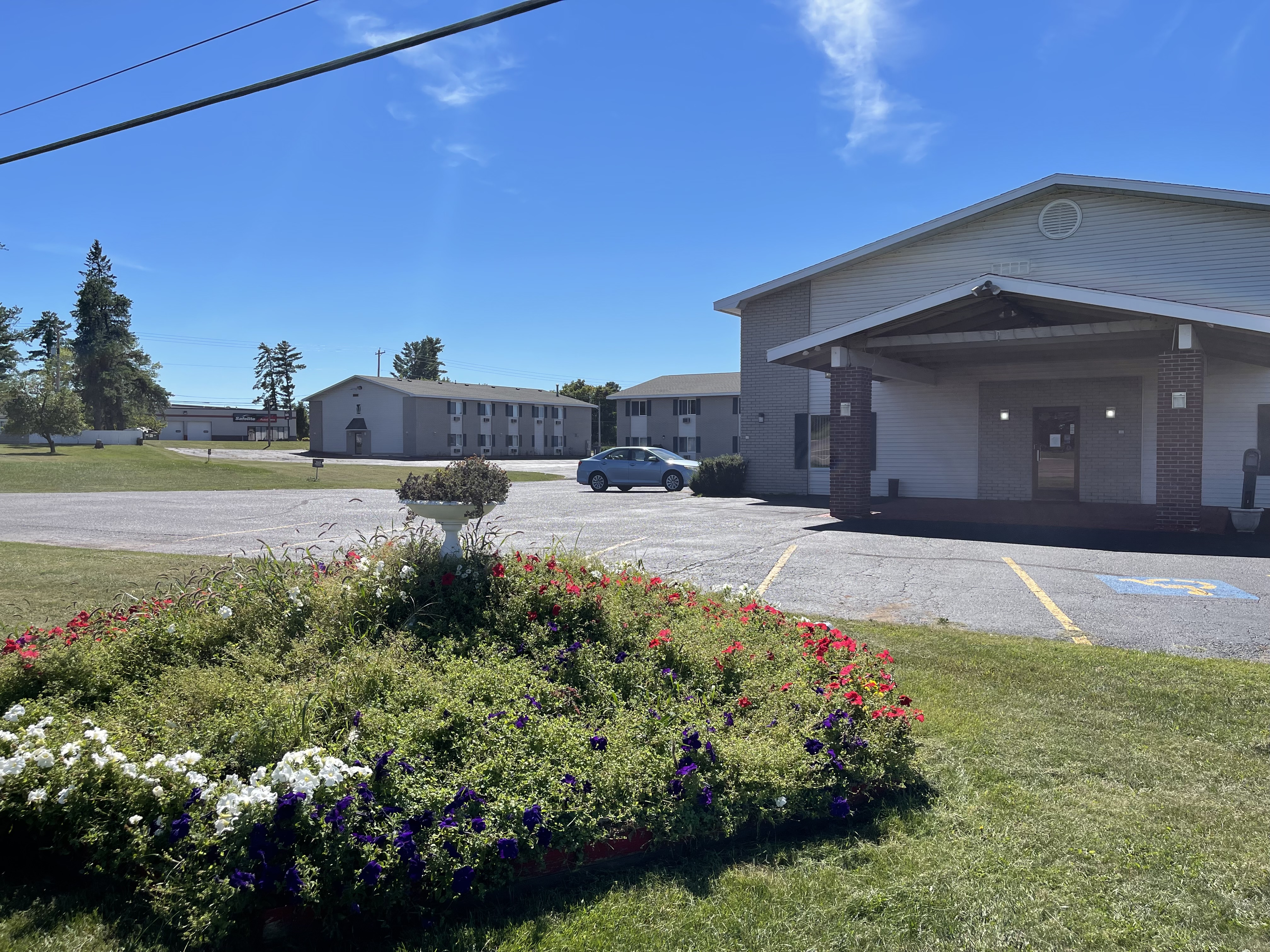  Hotel Iron Mountain Inn and Suites